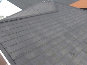 蓮田市にて屋根の現地調査、スレート屋根面の色褪せ