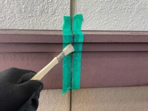 杉戸町にて帯板継手部分のコーキング用プライマー塗布