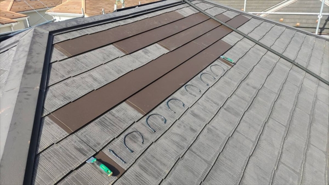 上尾市にてシーガード工法による新しい屋根材の取り付け
