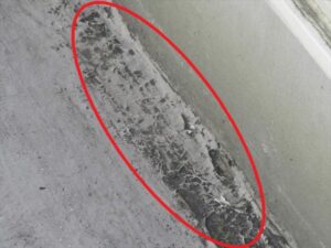 蓮田市にて現地調査、ベランダ床面トップコート塗膜の剥がれ
