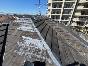 蓮田市にてセメント瓦屋根にモニエルガードプライマー塗布