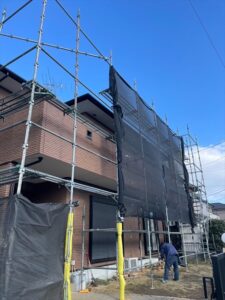 蓮田市にて屋根塗装工事のための足場の組み立て