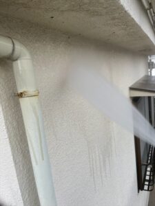 春日部市にて外壁の高圧洗浄をしている写真