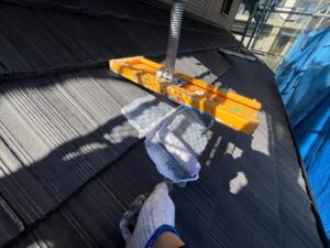 蓮田市にて屋根セメント瓦の下塗り