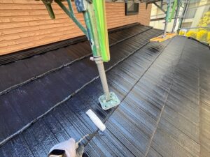 蓮田市にて屋根セメント瓦のトップコート塗布