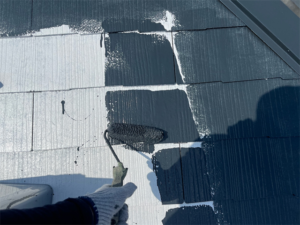 北本市にて屋根の中塗り塗装