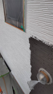 加須市にて外壁の下塗り塗装