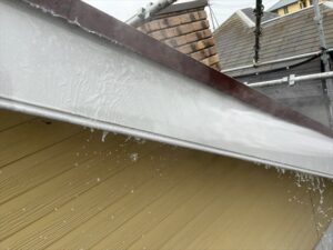 春日部市にて破風板のバイオ高圧洗浄