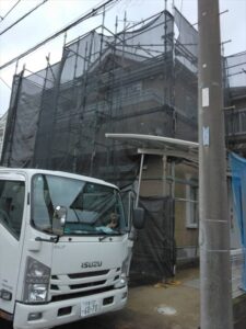 春日部市にて外装工事のための足場組立