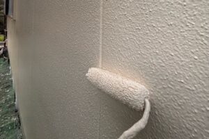 久喜市にて外壁塗装施工中の写真